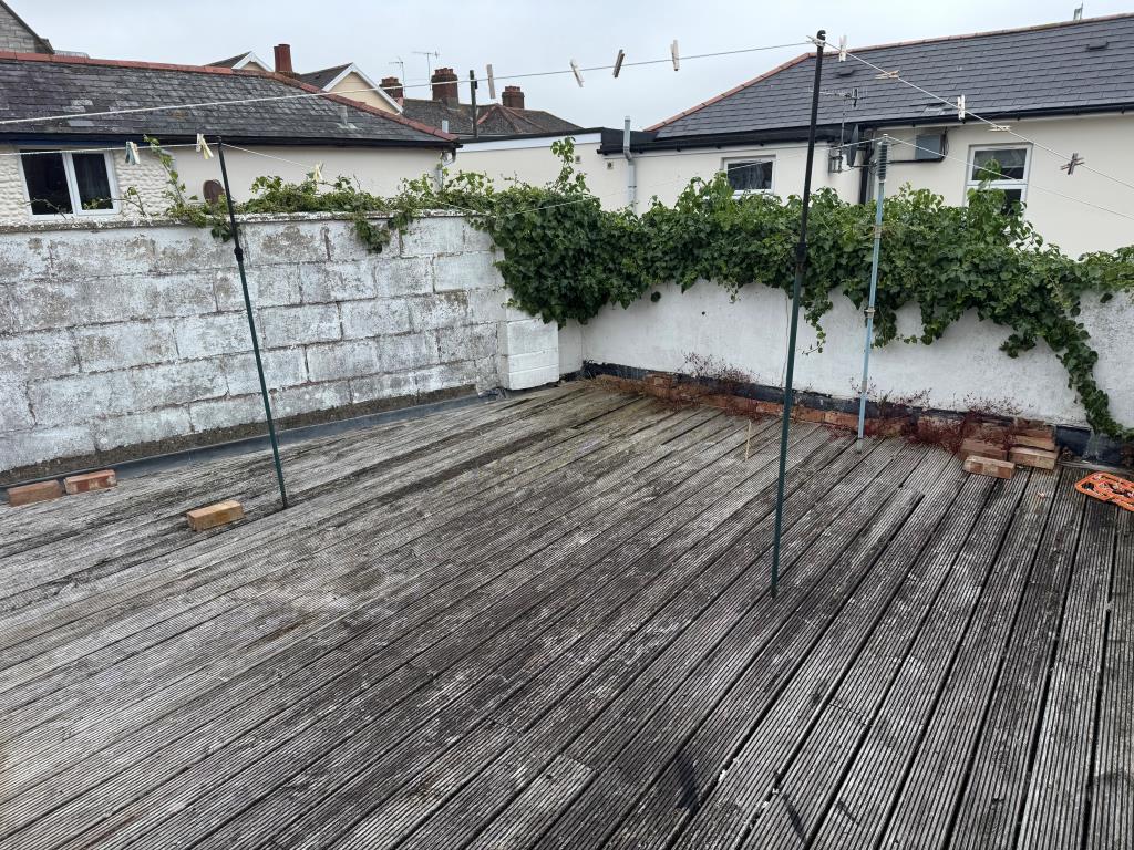 Lot: 118 - THREE-BEDROOM HOUSE FOR IMPROVEMENT - The Decked Roof Terrace